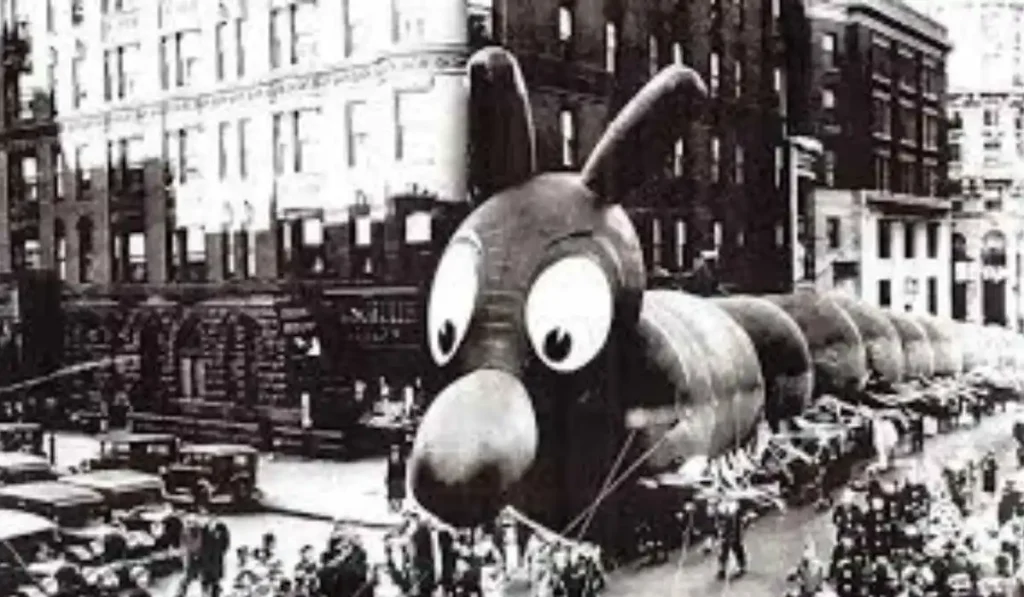 What did the Giant Balloons replace that has been used in Earlier Parades